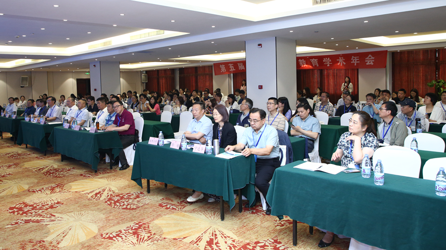 人們在房間里

描述已自動生成